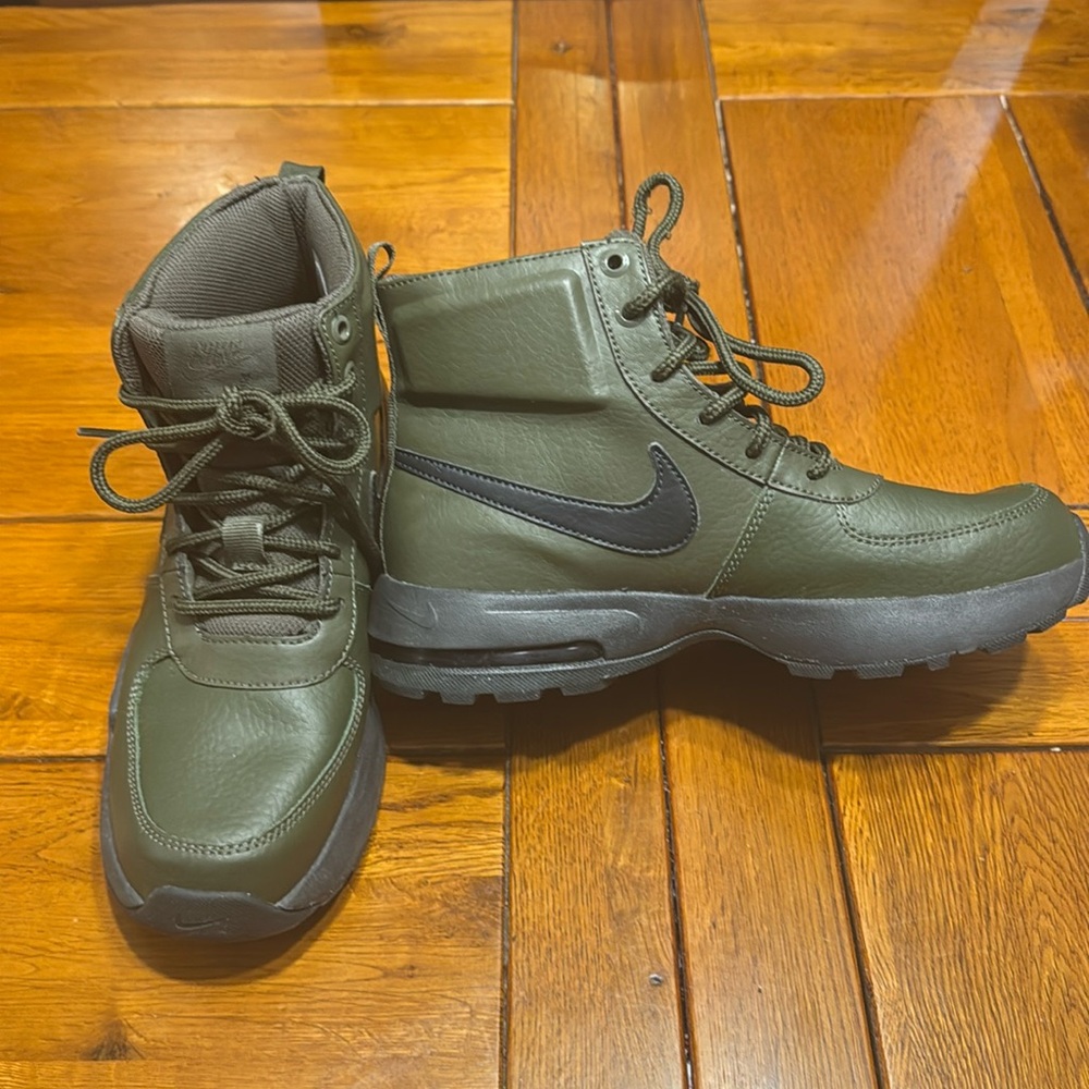 Nike x Air Max Goaterra 2.0 GS Boots. Size 5.5Y